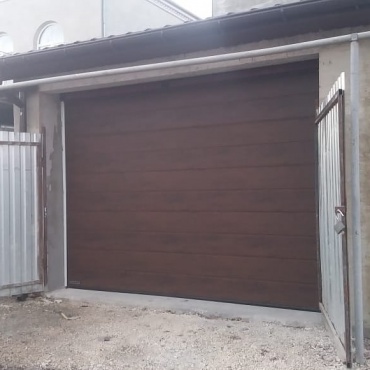 Гаражные подъемные ворота с отделкой под дерево 2100x2100
