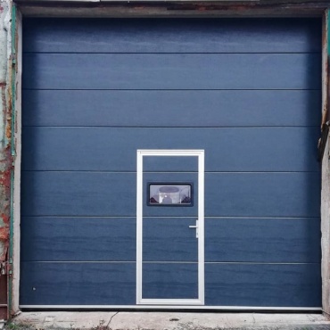 Секционные ворота с встроенной калиткой черные 2750x3000
